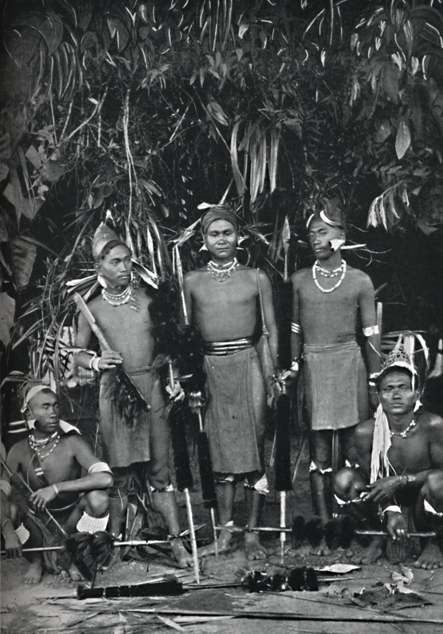 Angami Nagas in vol ornaat, 1902 door Bourne and Shepherd