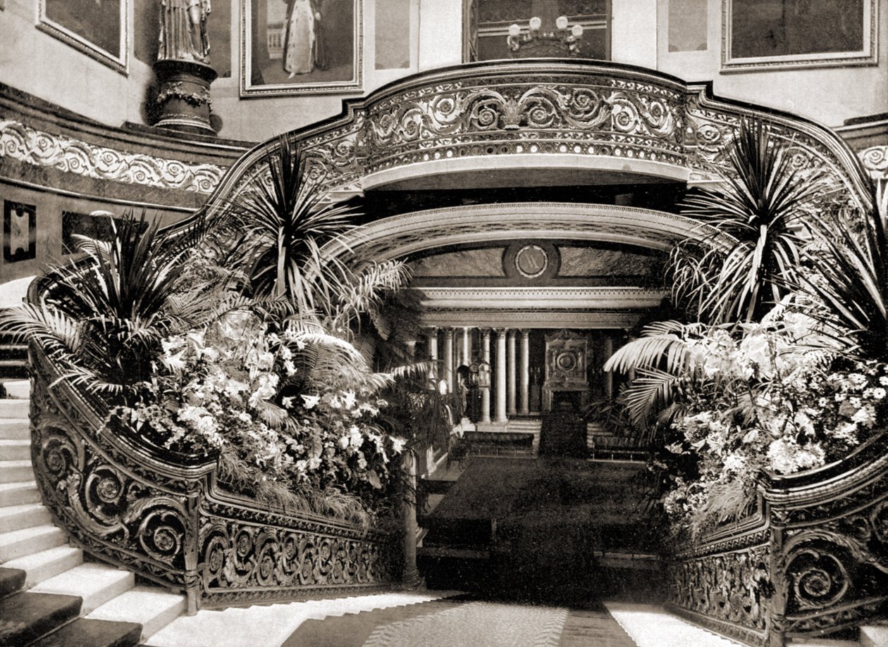 De Grote Trap in Buckingham Palace, Londen, 1890 door British Photographer