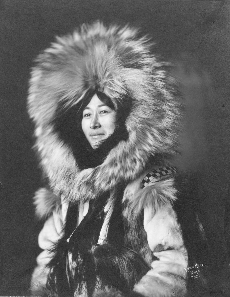 Eskimo vrouw poseert, ca. 1915 door Brothers Lomen