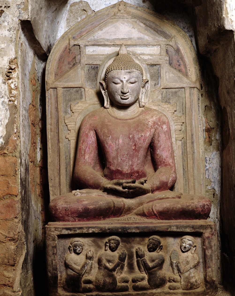 Zittende Boeddha in meditatie (polychroom steen) door Burmese School