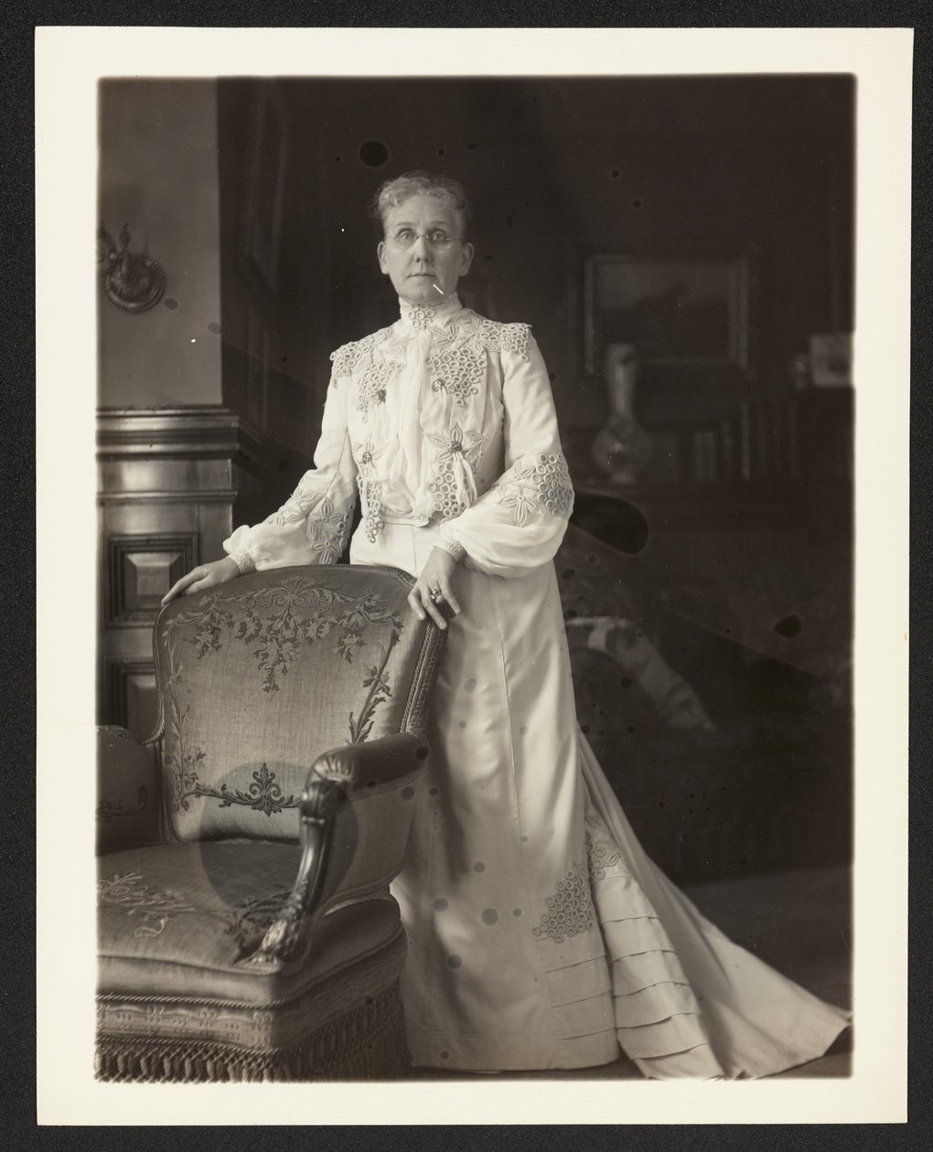 Mevrouw John Arbuckle, ca. 1900-10 (zwart-wit foto) door Burr William McIntosh
