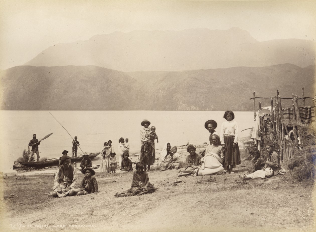 Te Ariki - Lake Tarawera, ca. 1885 door Burton Brothers Studio