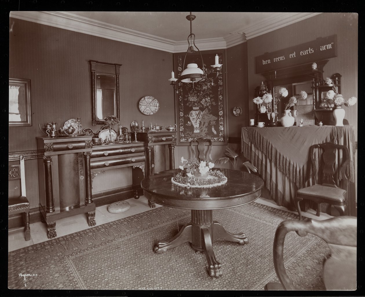 Een eetkamer in het huis van mevrouw Elliott, 1902 door Byron Company