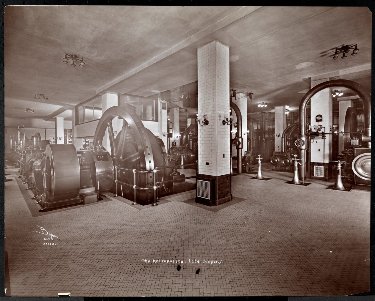 Een mechanische uitrustingskamer bij de Metropolitan Life Insurance Co. aan 23rd Street en Madison Avenue, New York, 1907 door Byron Company