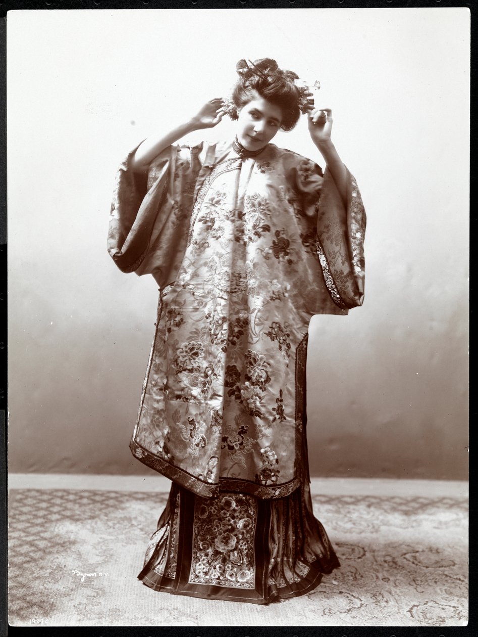 Een vrouw die een Japanse kimono modelleert, New York, 1904 door Byron Company