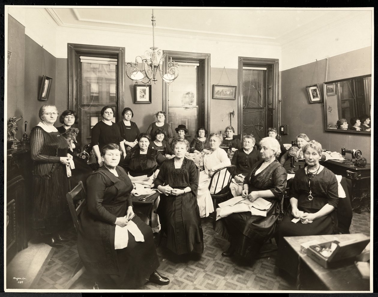 Een naaikring voor vrouwen op 157 East 94th Street, Upper East Side, New York, 1920 door Byron Company
