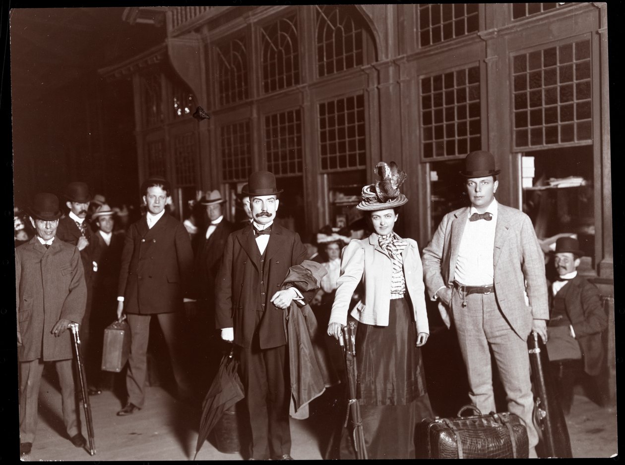 Alice Nielsen, Eugene Cowles en Frank Perley voor het instappen in een speciale trein naar Toronto, Canada, 1898 (zilveren gelatin afdruk) door Byron Company