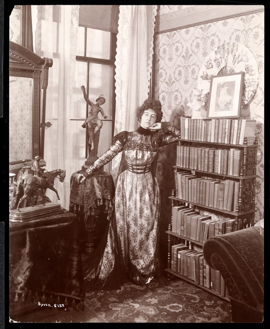 Anita Chartres in de hoek van een kamer, c.1898 door Byron Company