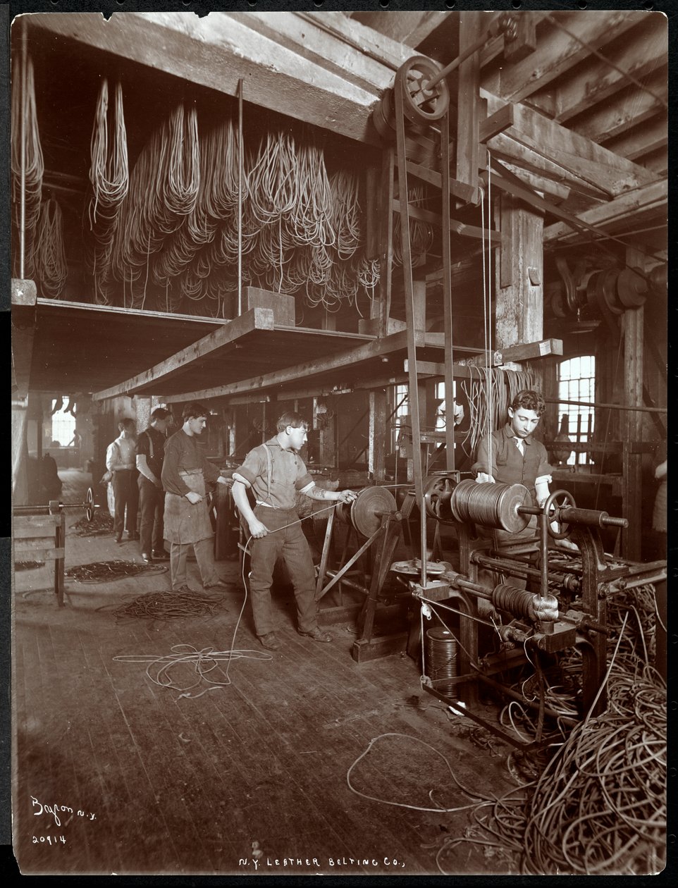 Interieur van een man die werkt met leer bij de New York Leather Belting Co., New York, 1906 door Byron Company