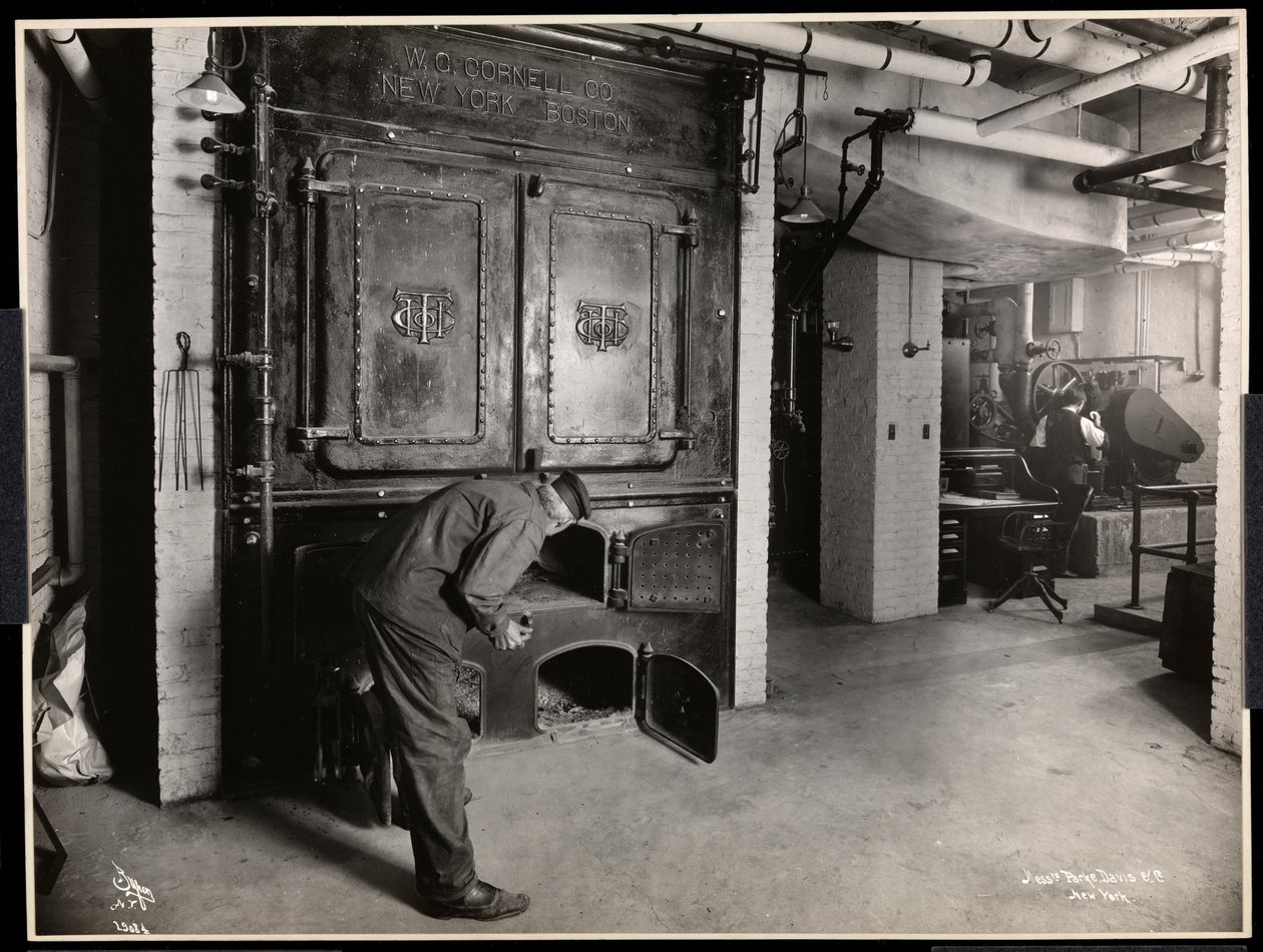 Interieur van mannen die werken in de ovenkamer bij Parke, Davis und Co., chemici, Hudson und Vestry Streets, New York, 1910 (zilveren gelatin afdruk) door Byron Company