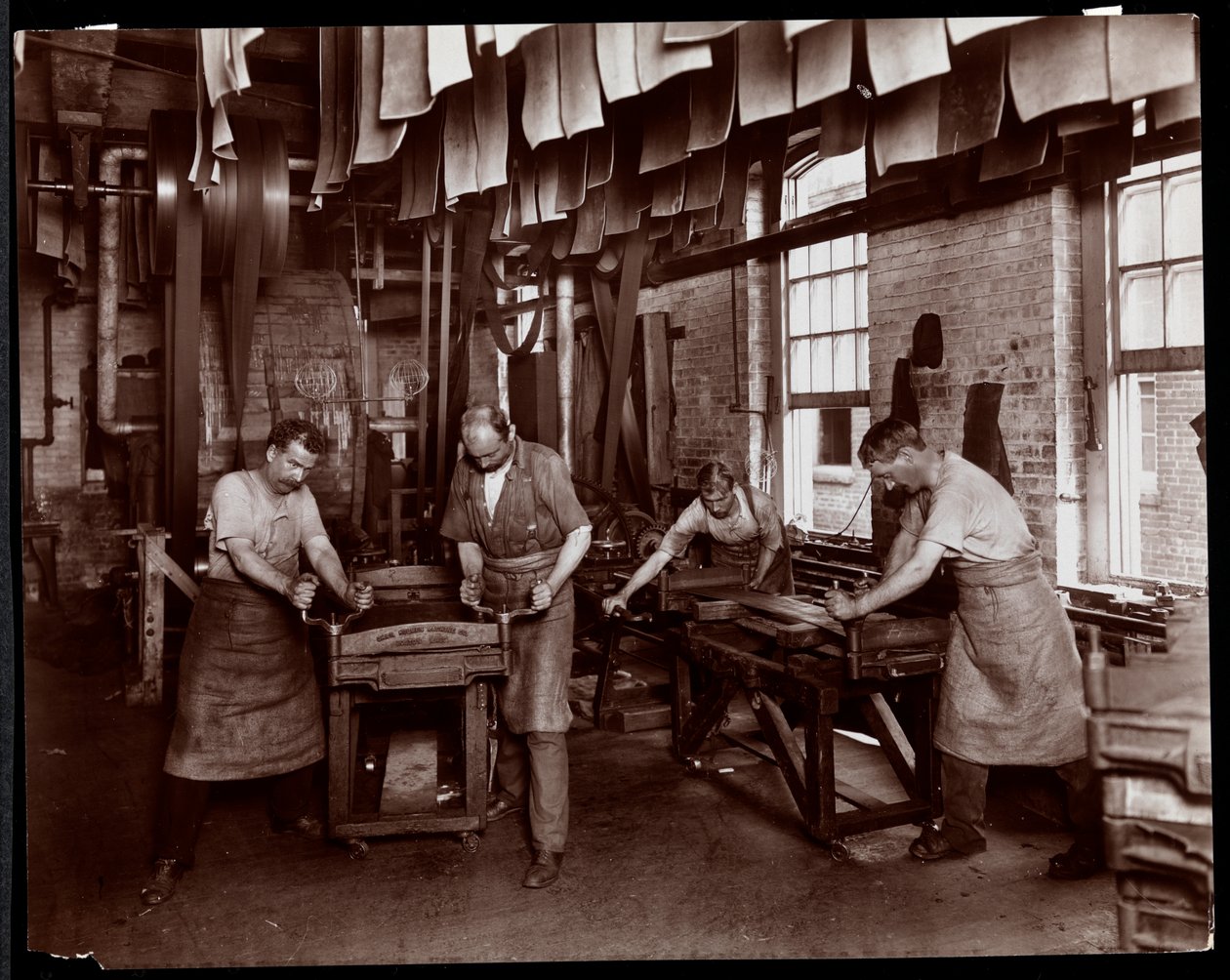 Interieur van mannen die aan leer werken bij de New York Leather Belting Co., New York, 1905-06 door Byron Company