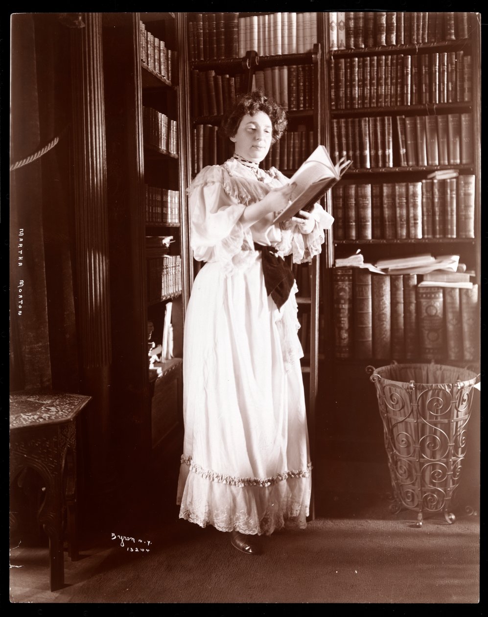 Martha Morton in haar bibliotheek, 1902 door Byron Company