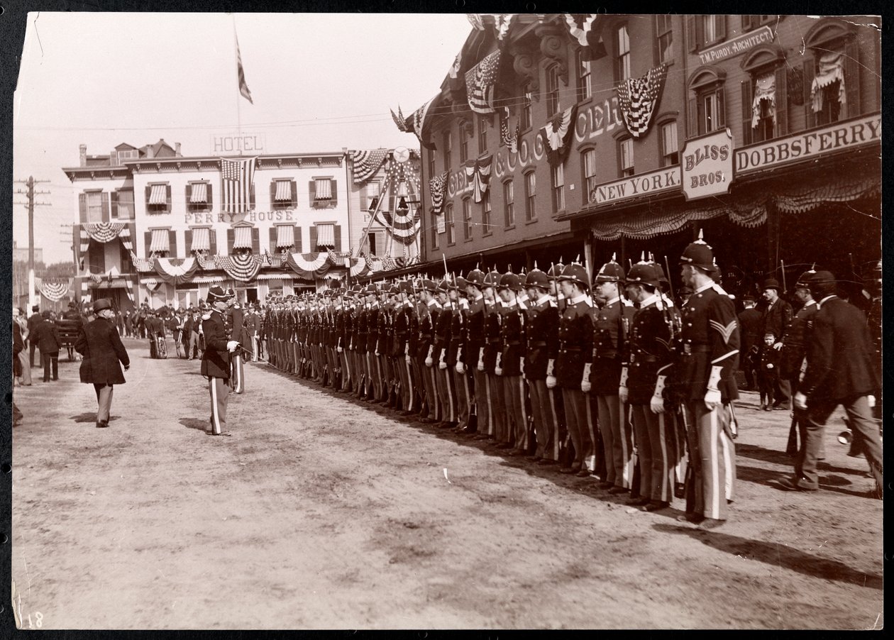 Militaire opstelling op straat in Dobbs Ferry, New York, 1898 door Byron Company