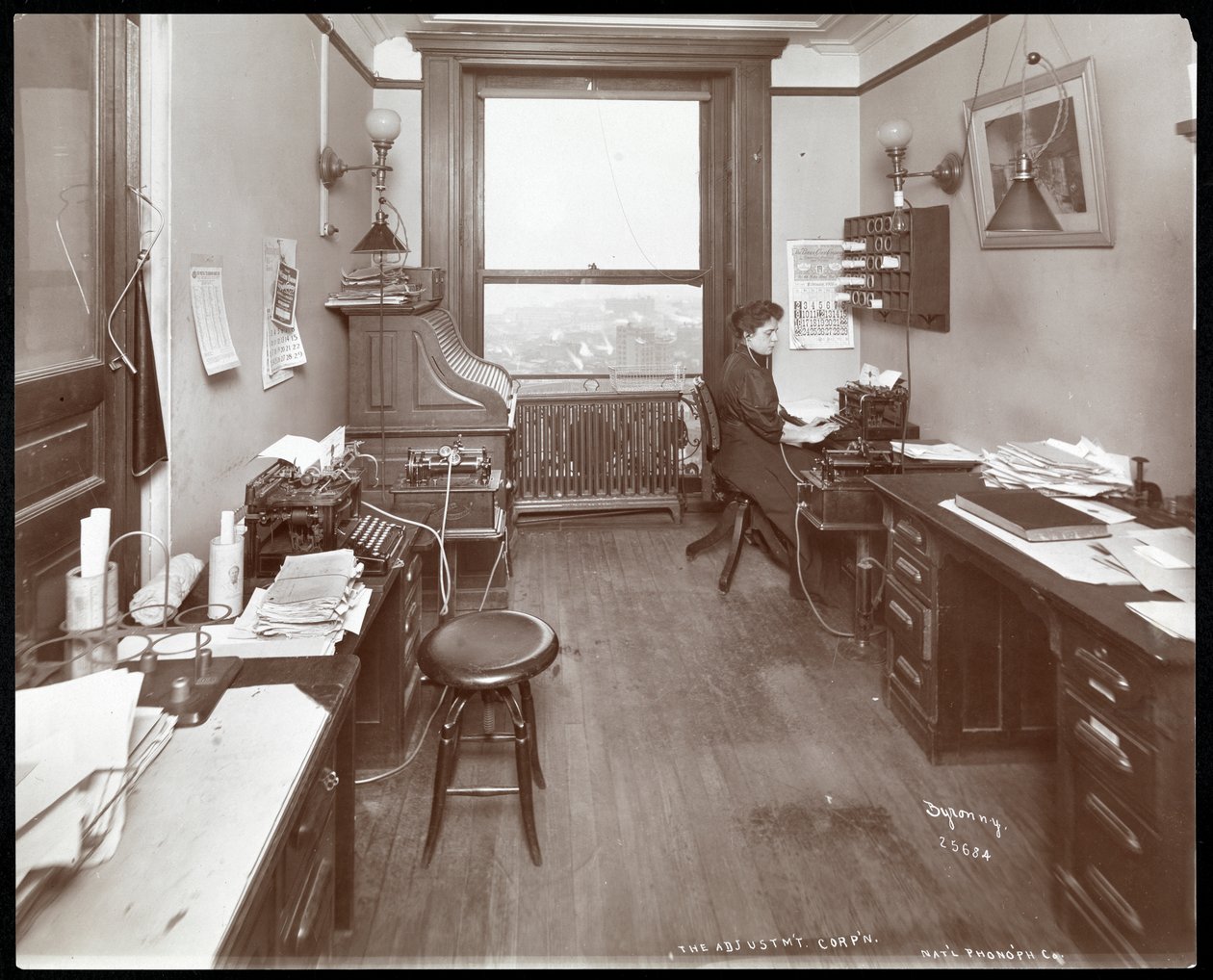 Kantoor van de National Phonograph Co. met vrouw aan typemachine, New York, 1898 door Byron Company