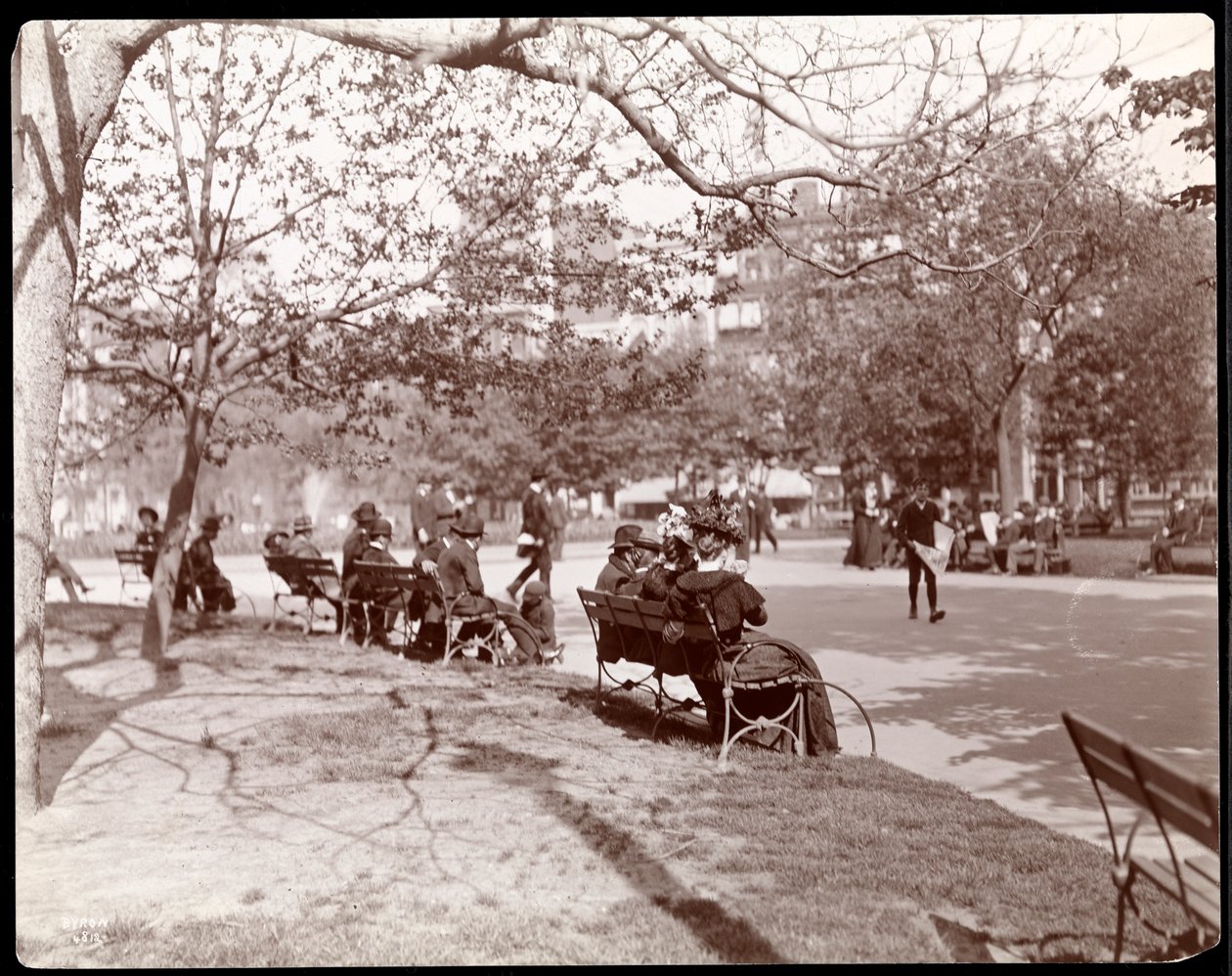 Mensen op parkbanken in Union Square, New York, 1898 door Byron Company