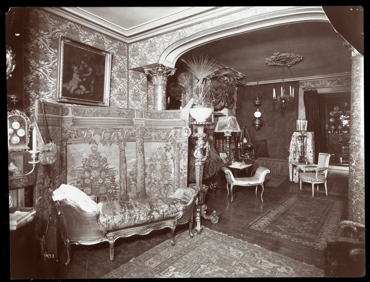 Woonkamer in de residentie van Elsie de Wolfe op 122 East 17th Street, New York, 1895 of 1896 door Byron Company