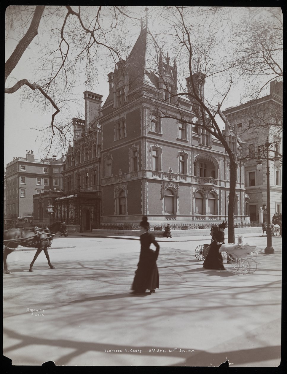 De residentie van Elbridge Thomas Gerry aan 61st Street, vanaf de overkant van 5th Avenue, New York, 1899 of 1900 door Byron Company