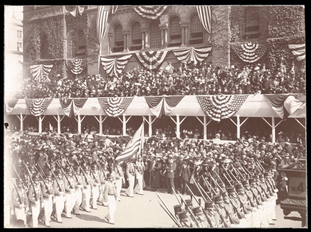 Uitzicht op de menigte en een marcherende militaire groep in de Dewey Parade op Fifth Avenue, New York, 1899 (zilveren gelatin afdruk) door Byron Company