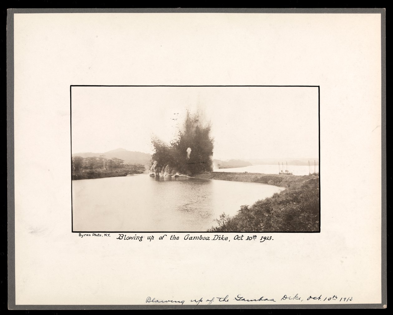 Uitzicht op de explosie bij het opblazen van de Gamboa-dijk, tijdens de bouw van het Panamakanaal, 10 oktober 1913 door Byron Company