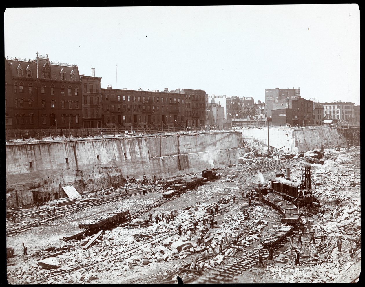 Uitzicht op arbeiders in de enorme uitgraving voor Pennsylvania Station, New York door Byron Company