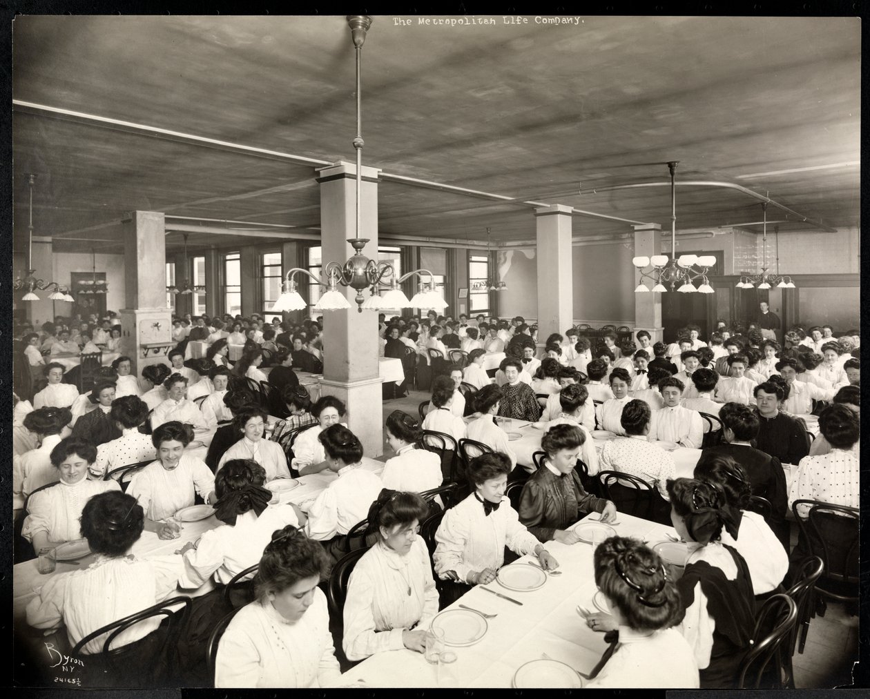 Vrouwen zittend voor een maaltijd in de eetzaal van de Metropolitan Life Insurance Co. aan 23rd Street en Madison Avenue, New York, 1907 door Byron Company