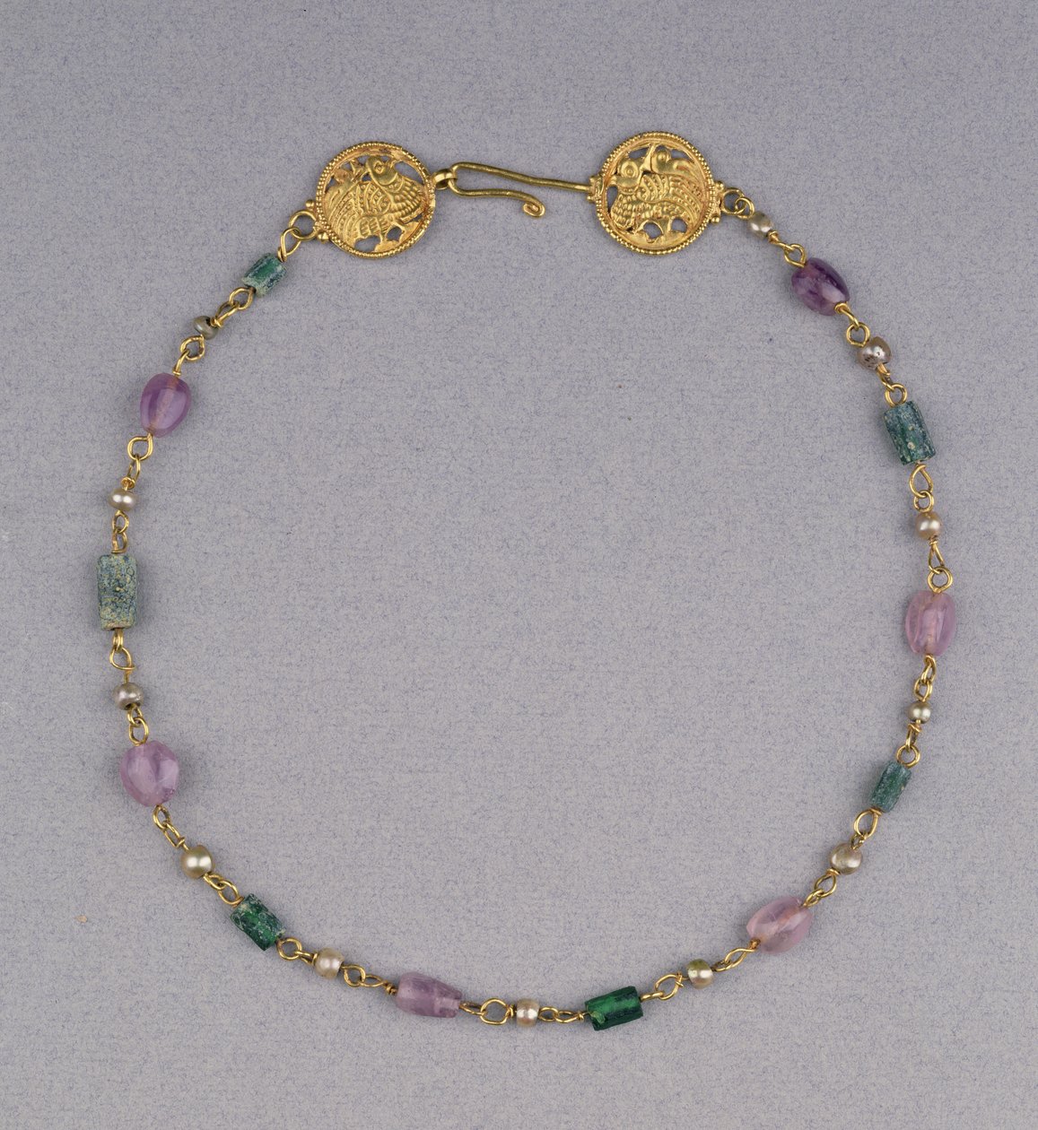 Gouden ketting geregen met parels, amethist en groene glazen kralen met twee gouden opengewerkte rondellen, c.400-550 door Byzantine