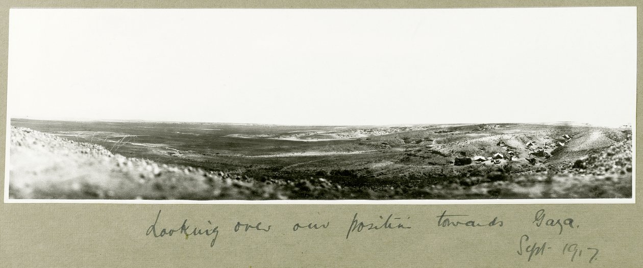Uitzicht over onze positie richting Gaza, september 1917 door Capt. Arthur Rhodes