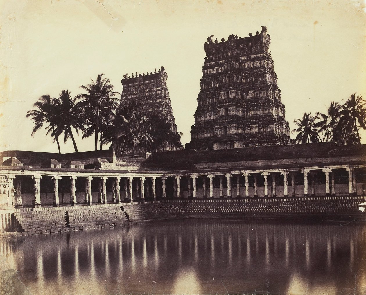 Madura. De Grote Pagode, Mootoo Alaghur en Oost Gopurum vanaf de Tank door Linnaeus Tripe