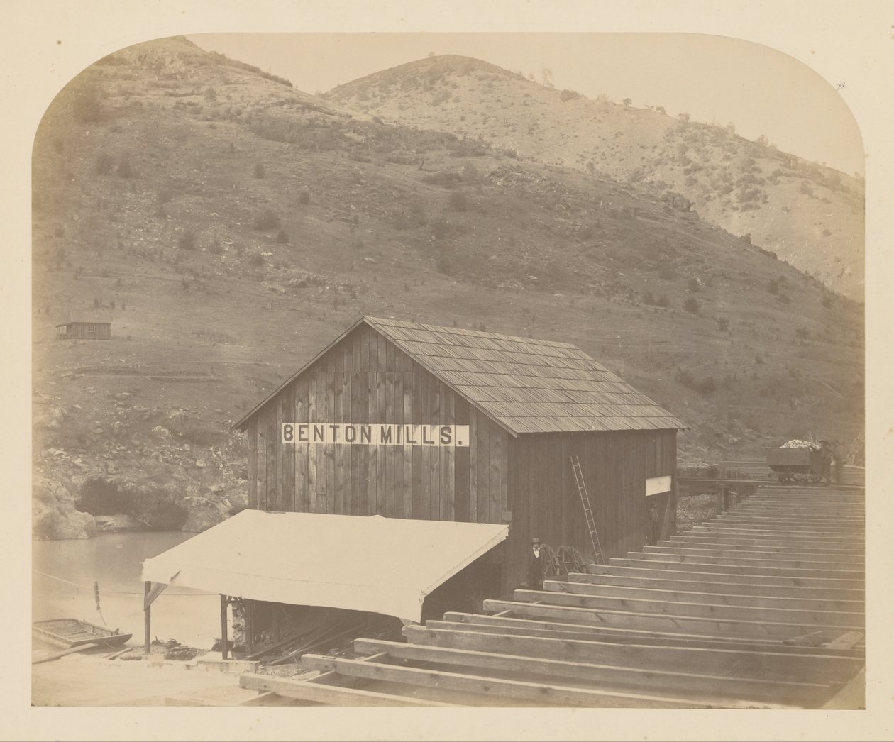 (Benton Mills) door Carleton E. Watkins