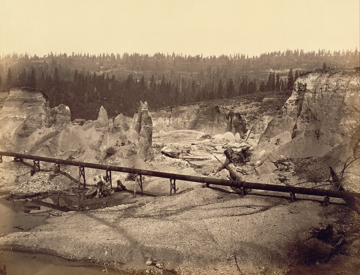 Malakoff Diggings, North Bloomfield, Californië door Carleton E. Watkins