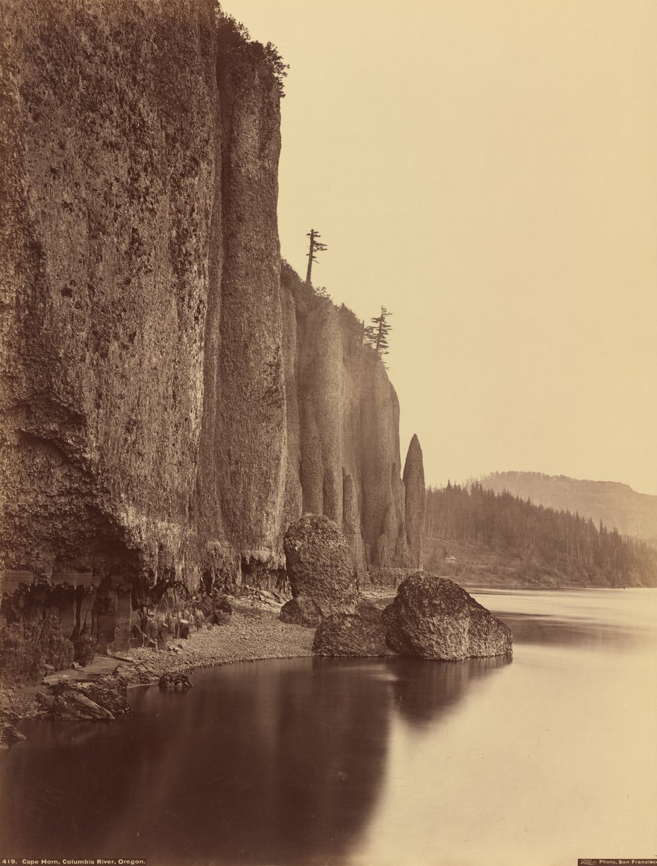 Kaap Hoorn, Columbia River, Oregon door Carleton E. Watkins
