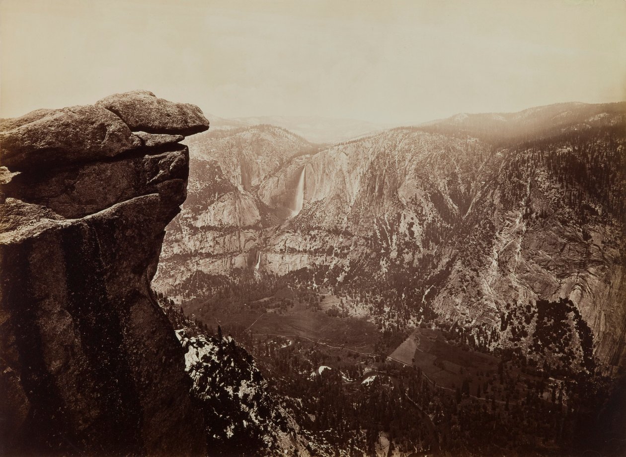 Yosemite Falls vanaf Glacier Point door Carleton E. Watkins
