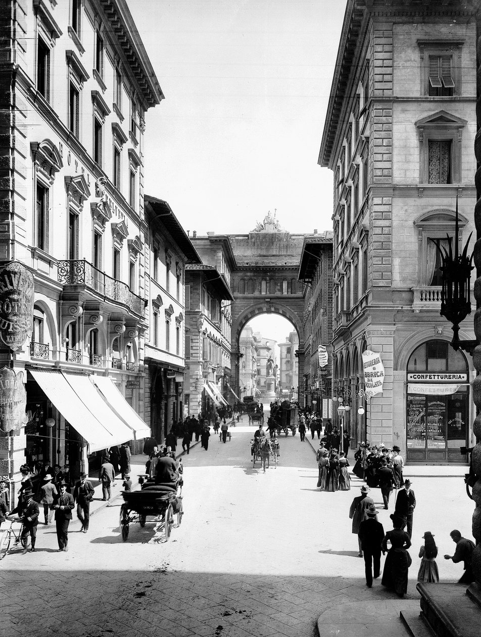 Via Strozzi, Florence, ca. 1890 door Carlo Brogi