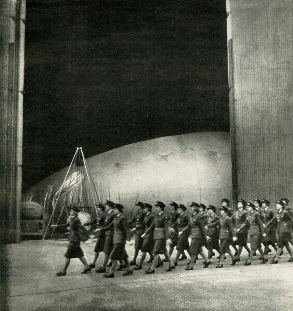 Bij een balloncentrum, ca. 1943 door Cecil Beaton