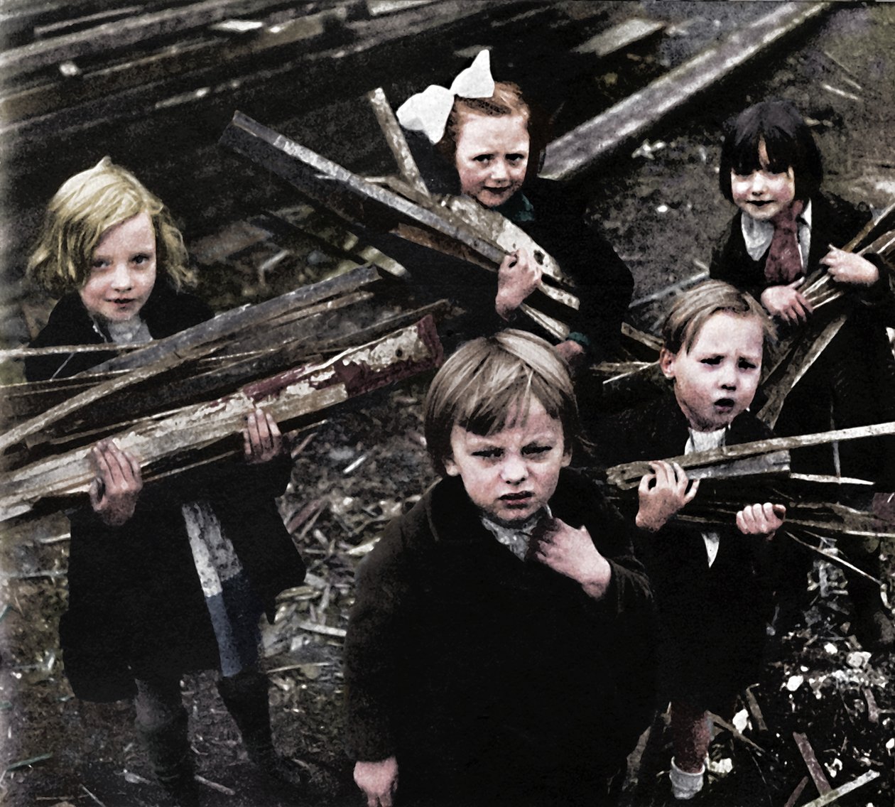 Brandhout, 1941 door Cecil Beaton