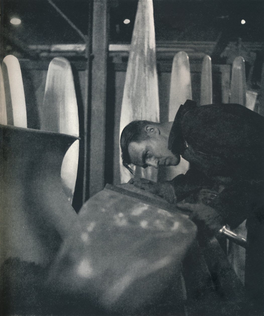 Meten van schroefbladen, 1941 door Cecil Beaton