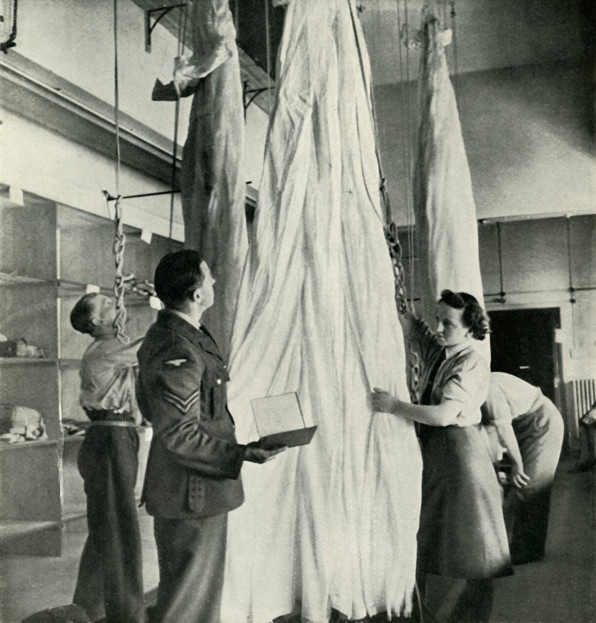 Parachute Pakkers, ca. 1943 door Cecil Beaton