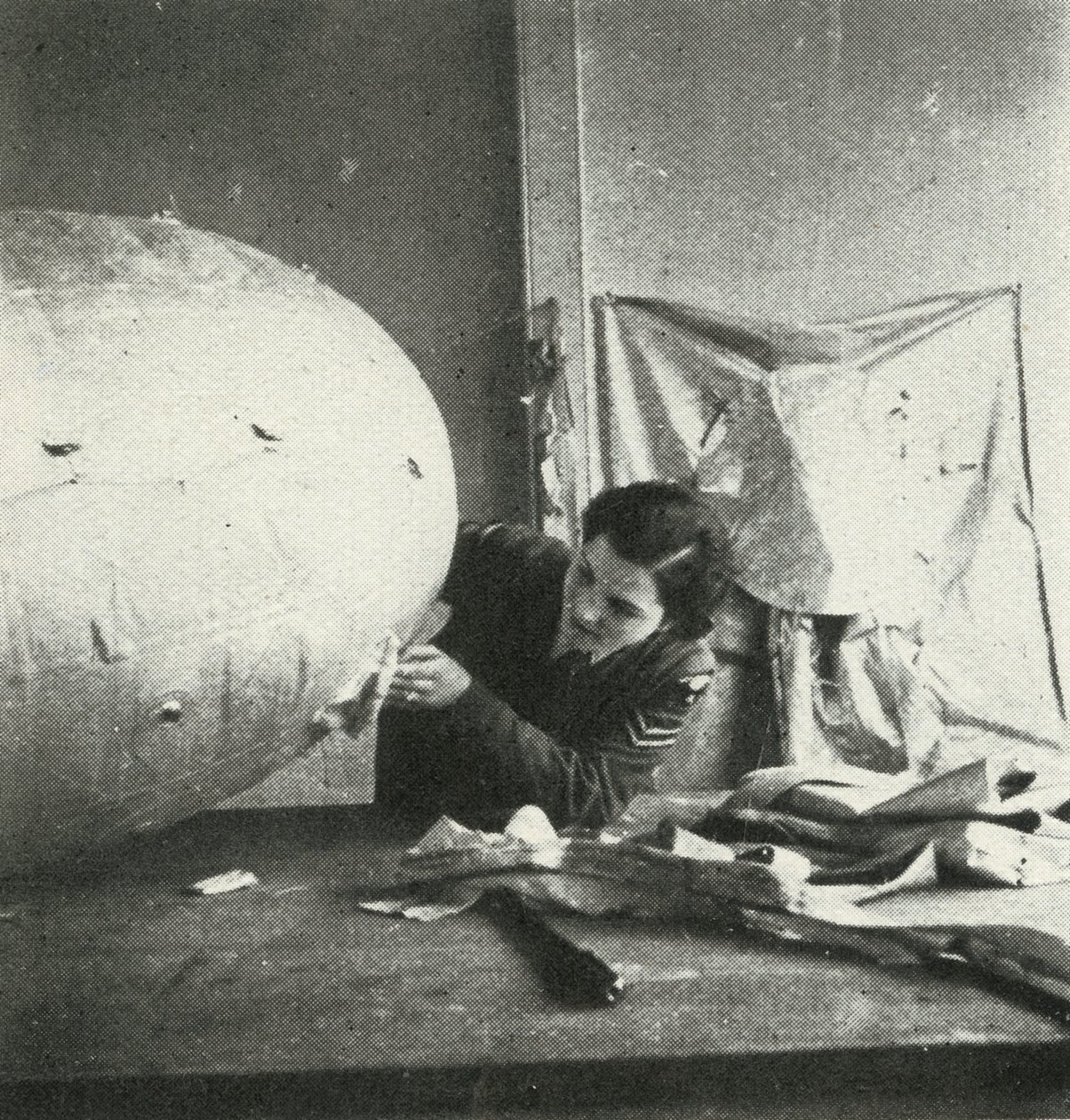 Reparatie van barrageballonnen, ca. 1943 door Cecil Beaton