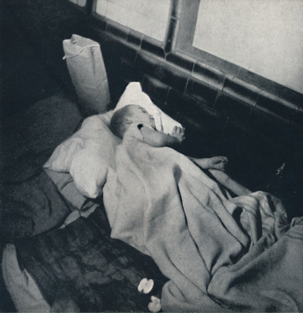Slapende baby, 1941 door Cecil Beaton