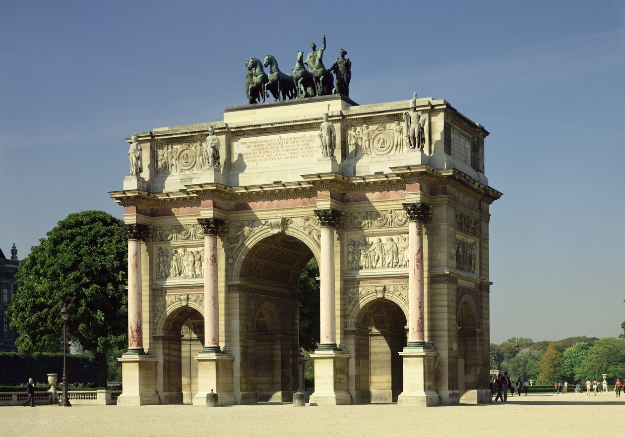 Uitzicht op de Arc de Triomphe du Carrousel, gebouwd 1806-08 door Charles Percier