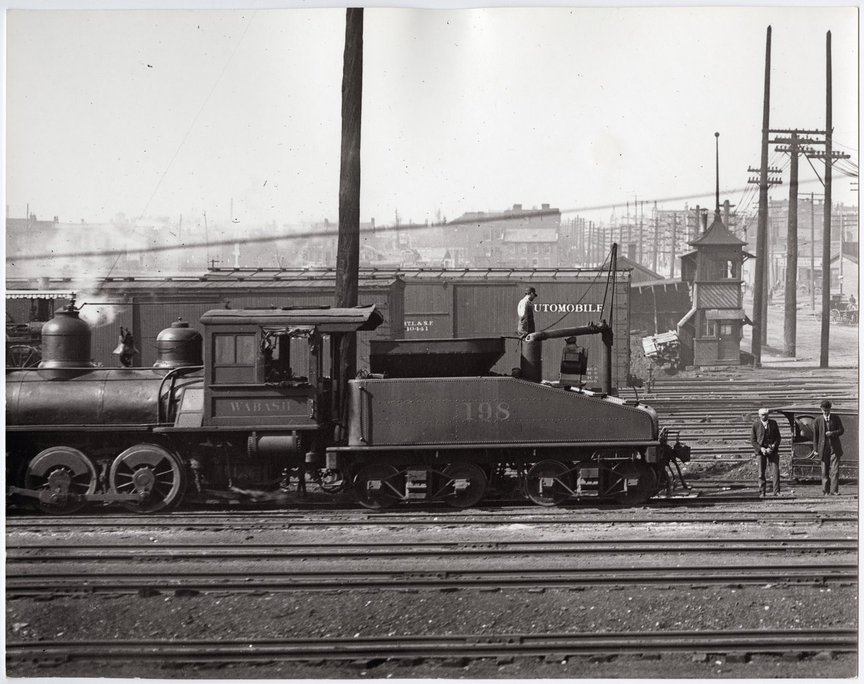 Stoomlocomotief en treinwagons op een onbekend rangeerterrein door Charles Clement Holt