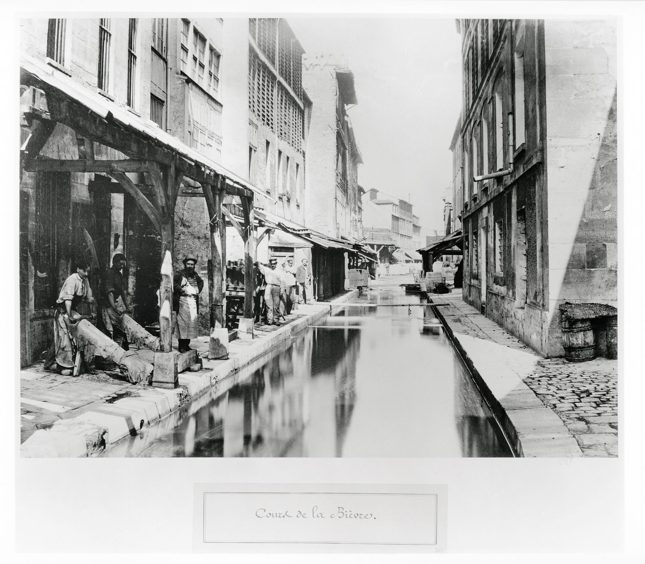 Loop van de Bievre in Parijs met leerlooierijen, 1858-78 door Charles Marville