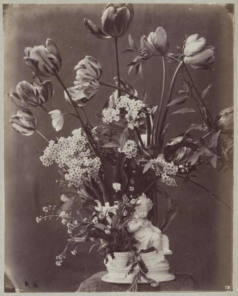 Bloemstudie in vaas met kindfiguur door Charles Aubry (manner of)