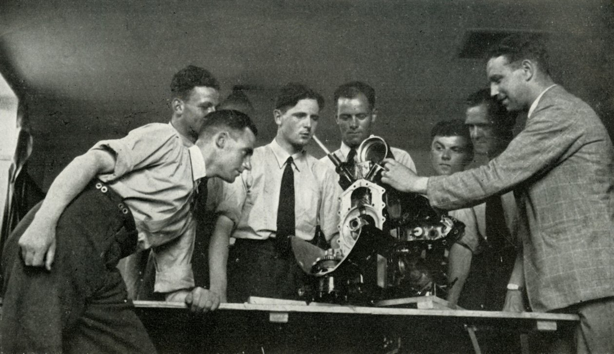 RAF-personeel ontvangt instructie over vliegtuigmotoren, 1941 door Charles Brown