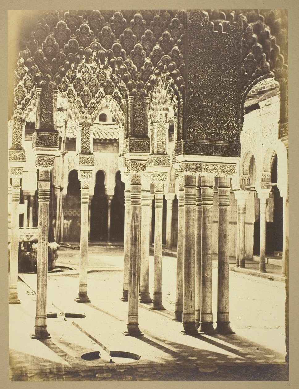 Ingangshof van de Leeuwen, Alhambra door Charles Clifford