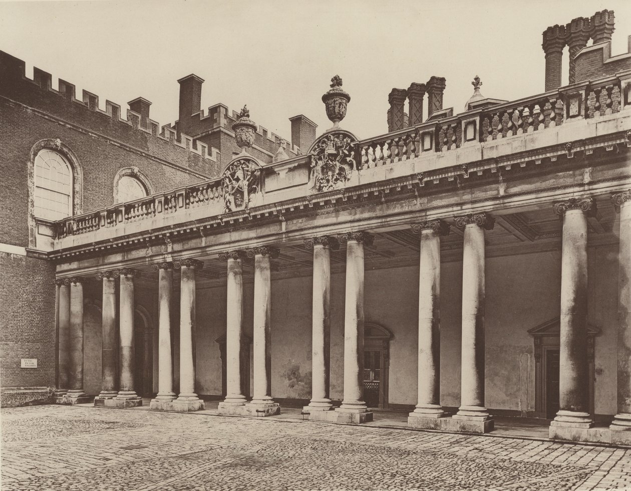 Hampton Court Palace, Colonnade naar de Koningsingang door Charles Latham