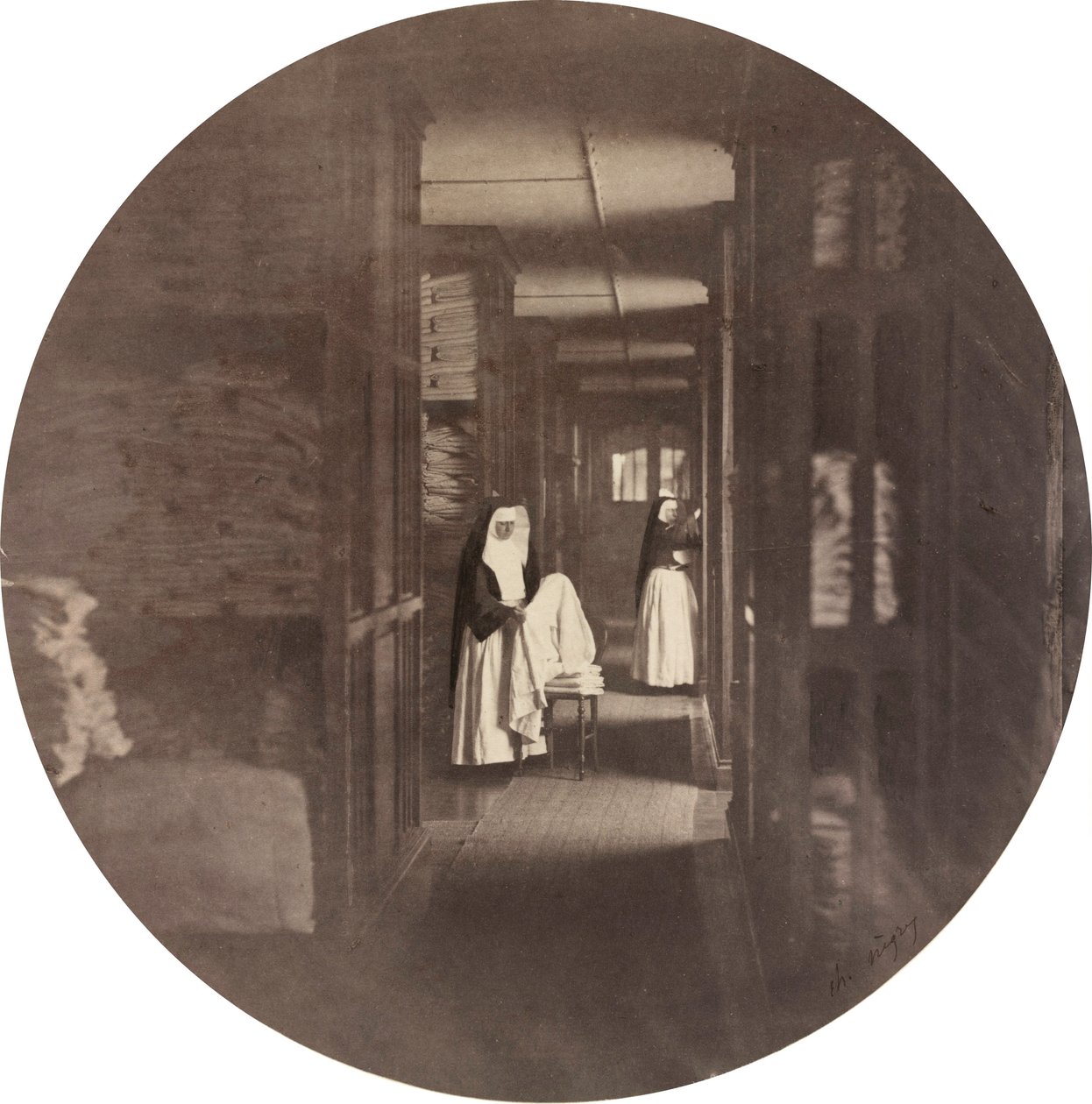Asile Impérial de Vincennes: de linnenkamer, 1859 (foto) door Charles Nègre