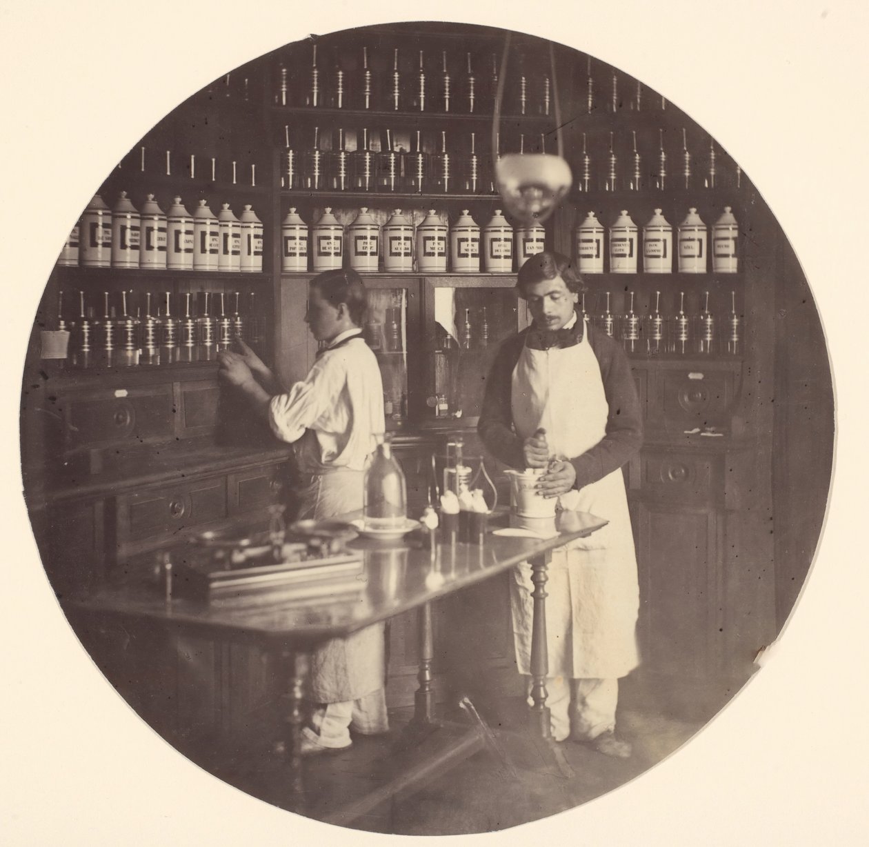 Keizerlijk Asiel van Vincennes, de Apotheek door Charles Nègre