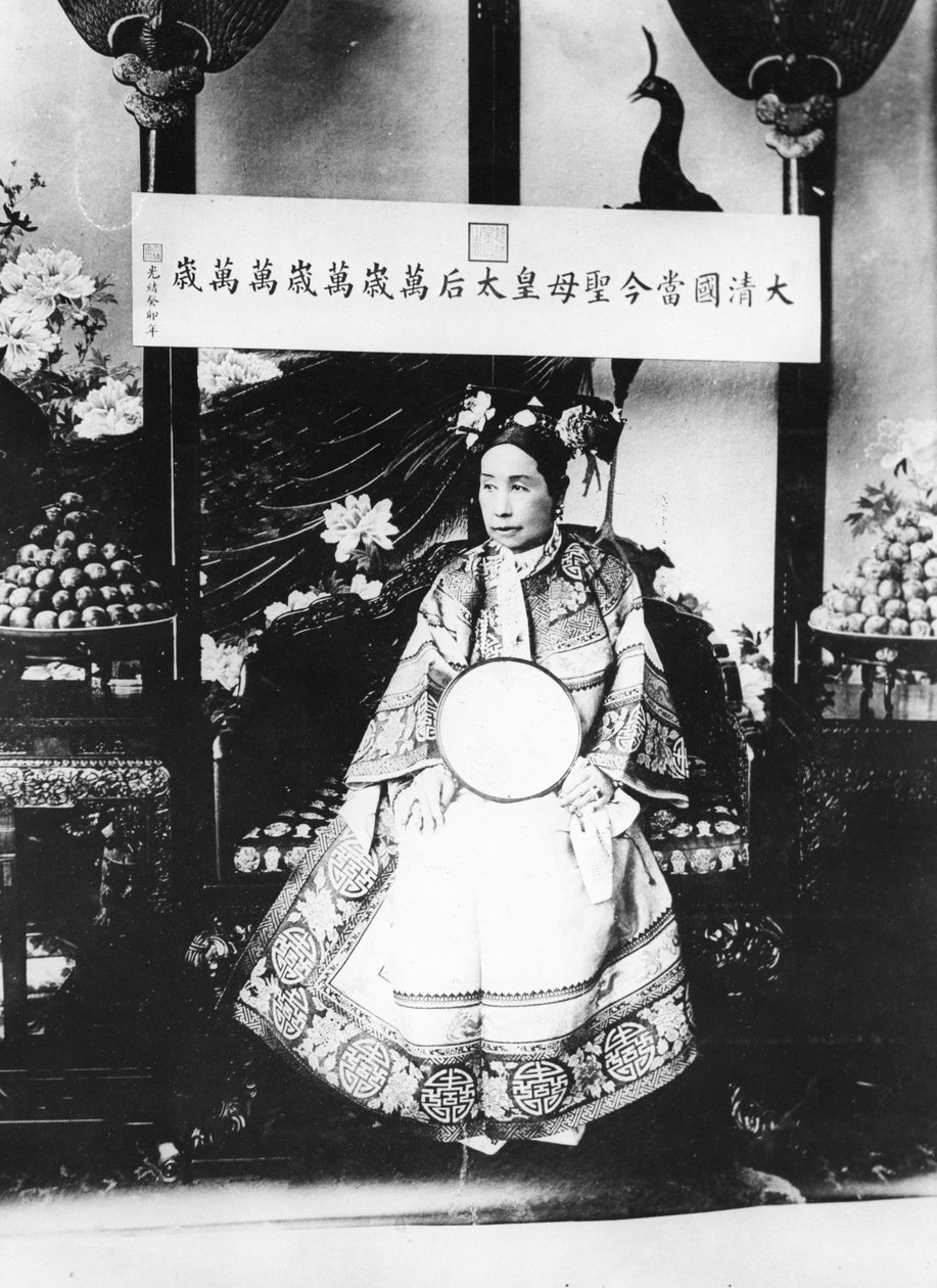 Keizerin-weduwe Cixi van China, 1904 door Chinese Photographer