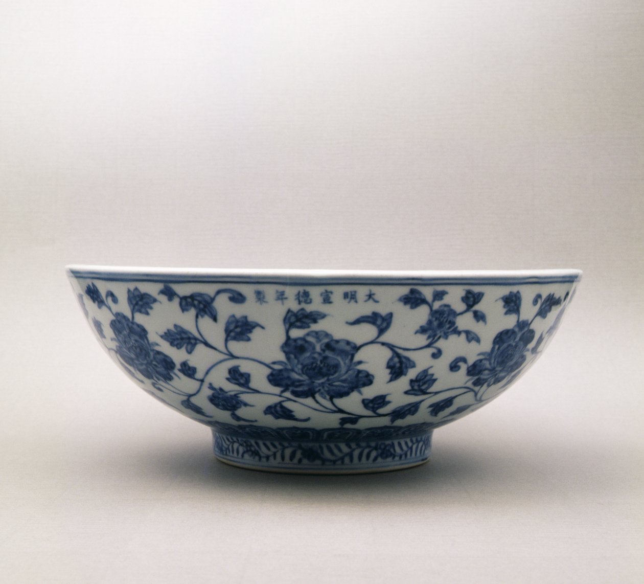 Blauw-witte kom met bloemendecoratie met het regeringsmerk van Hsuan Te, 1426-35, Ming-dynastie, 1368-1644 door Chinese School